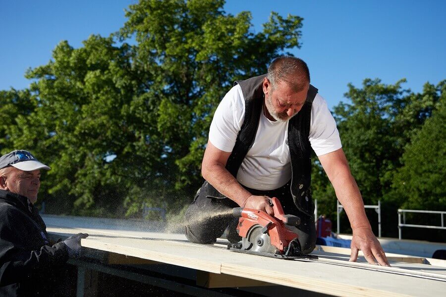 Dachdecker bei der Arbeit 